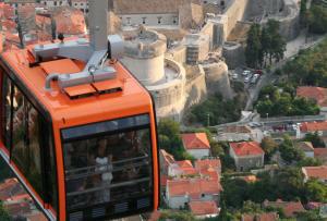 Seilbahn Dubrovnik, im Hintergrund die Altstadt von Dubrovnik