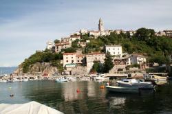 Vrbnik auf Krk, vom Hafen aus betrachtet
