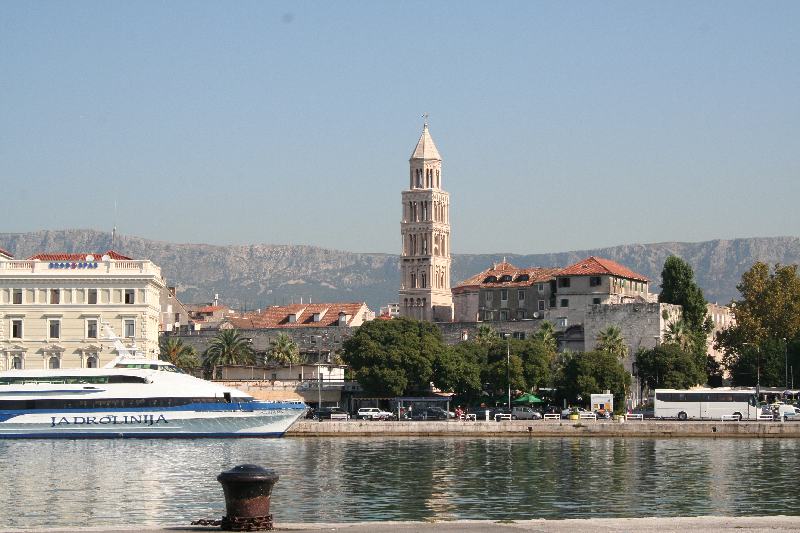 Fähre und Kathedrale Sveti Duje in Split