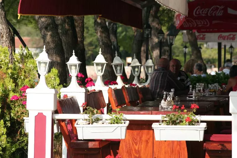 Terrasse eines Cafés in Kroatien