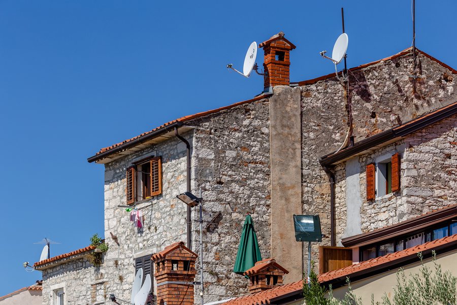 File:Houses along the coast, Umag, Istria, Croatia.jpg