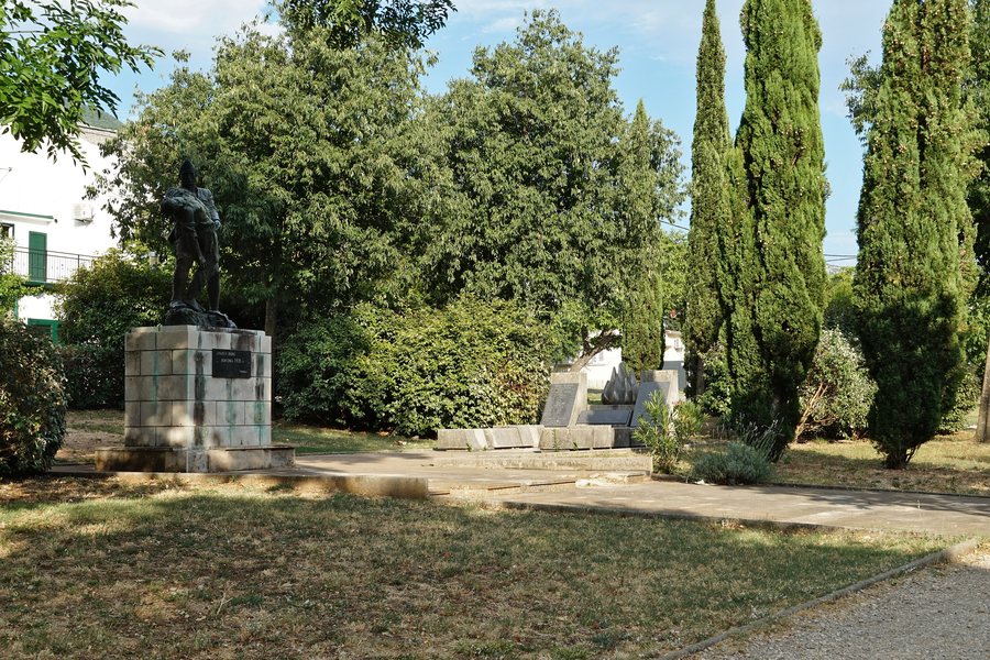 File:Spomen park Tribalj.jpg