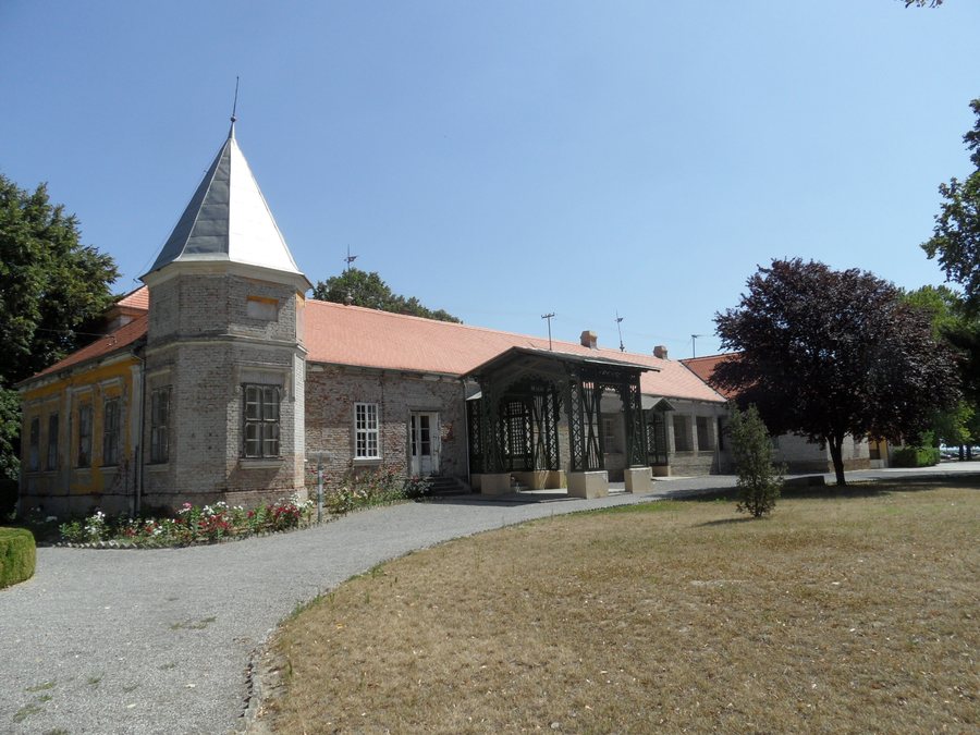 File:Erdut Dvorac.JPG