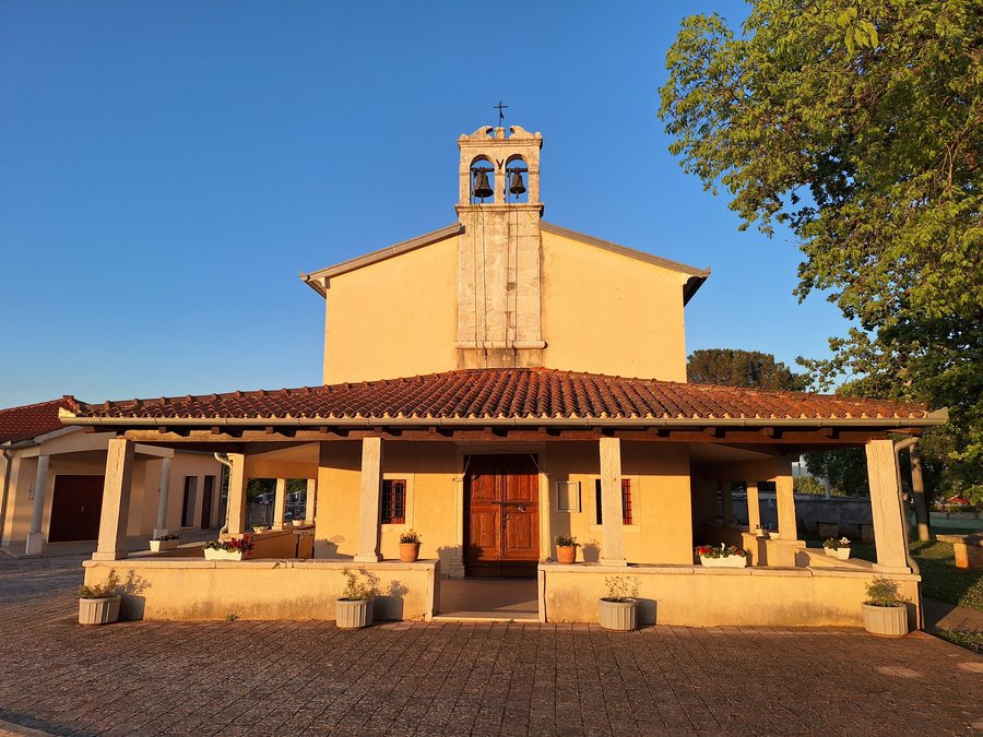 File:Crkva Majke Božje od Zdravlja, Hreljići (1).jpg