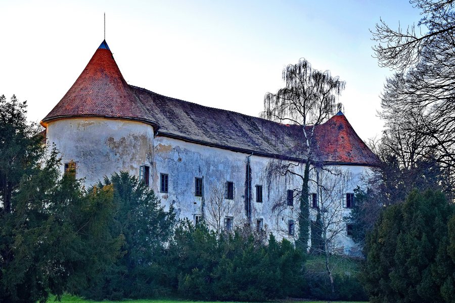 File:Dvorac Erdödy, Jastrebarsko 1.jpg