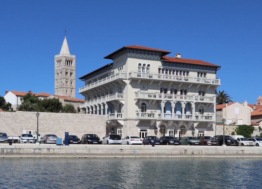File:Rab Hotel Arbiana.jpg