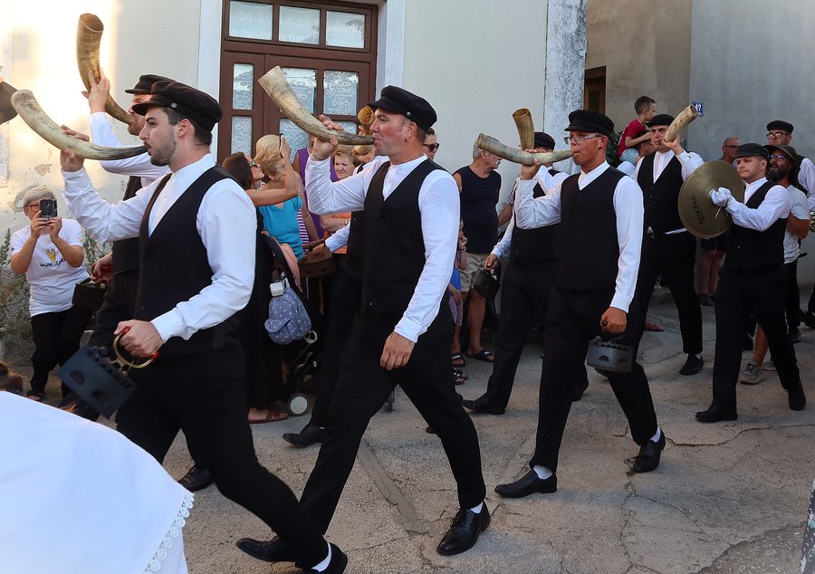 File:Tovareća mužika Sali Dugi otok, Croatia.jpg