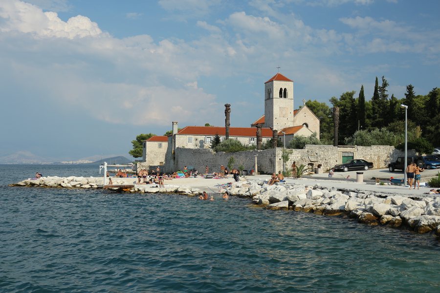 File:Arbanija klášter 4.jpg