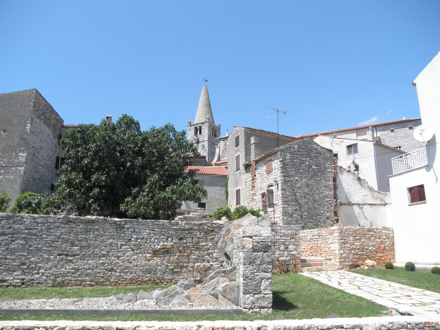 File:Urbocentra panoramo de Bale - Valle.jpg