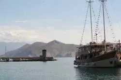 Ausflugsboote bringen Touristen von Baska aus auf benachbarte Inseln