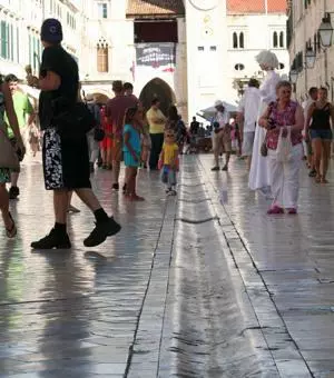 Das Pflaster in der Altstadt von Dubrovnik ist von Millionen Füßen poliert.