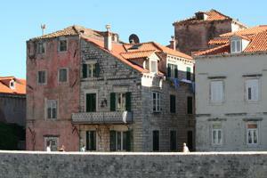 Alte Steinhäuser in Dubrovnik. Gesehen von der Stadtmauer aus.