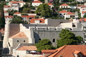 Blick auf die Festung von der Stadtmauer in Dubrovnik