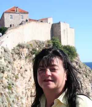 Meine Frau Sabine auf der Stadtmauer in Dubrovnik