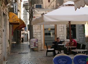 Cafe in den Gassen der Altstadt von Trogir