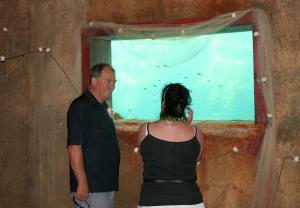 Unterwasser Weinkeller im Bilo Idro. Zlatan und Sabine vor dem Fenster zum Meer im Gespräch