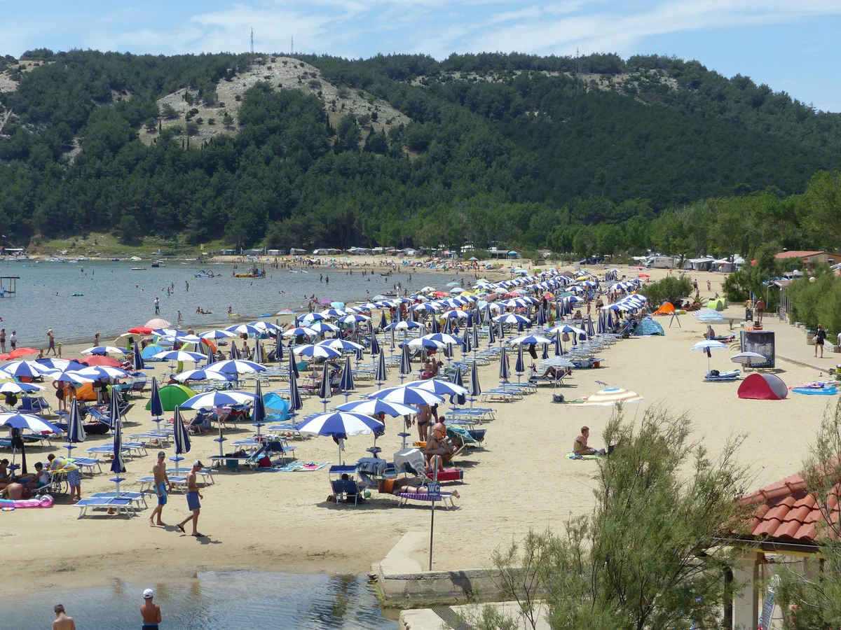 Paradise Beach in Lopar auf Rab mit Badegästen und Sonnenschirmen
